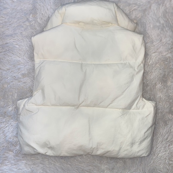 Amazon Cropped Puffer Vest - Picture 2 of 3